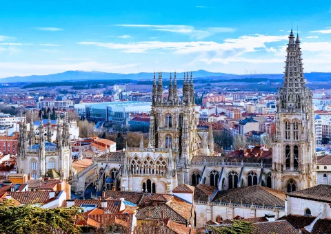 Vista panorámica de la Catedral de Burgos y tejados de la ciudad desde el mirador del Castillo