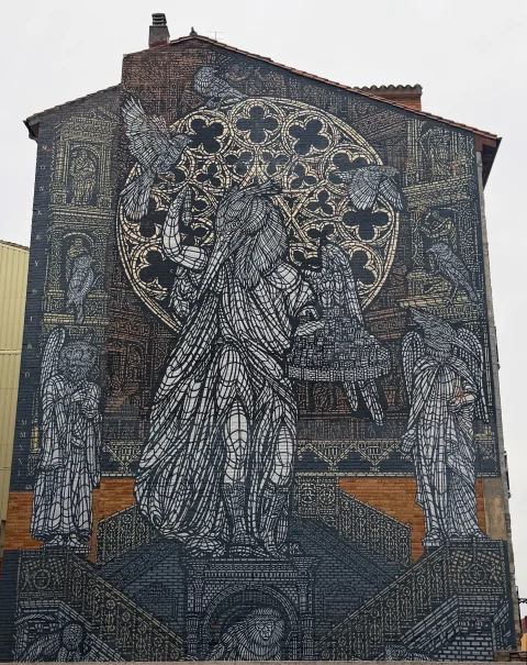Plano frontal detallado del mural de MonkeyBird
