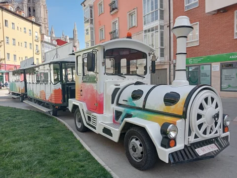 Locomotora del tren turístico en el centro histórico de Burgos