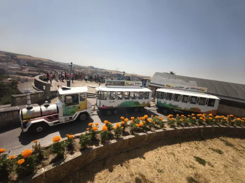 Tren turístico en la parada del mirador del Castillo