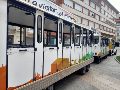 Vagones del tren turístico estacionados en la vía pública