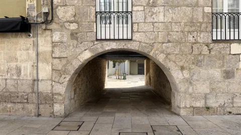 Arco de medio punto que da acceso a la Llana de Adentro