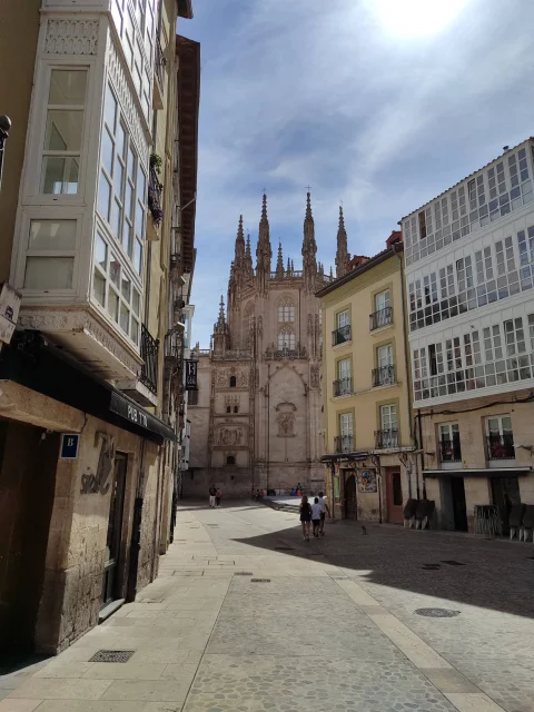 Calle peatonal de la Llana de Afuera flanqueada por miradores tradicionales