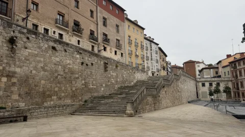 Amplia escalinata de piedra en la muralla que da acceso a la Plaza de la Llana