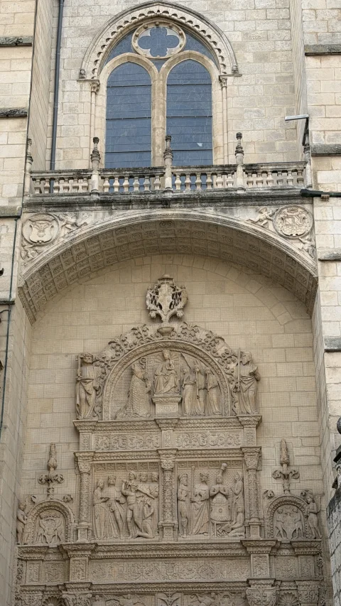 Relieves escultóricos renacentistas sobre la Portada de la Pellejería de la Catedral de Burgos