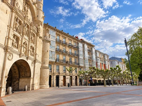 Fachada monumental renacentista del Arco de Santa María y edificios con miradores burgaleses