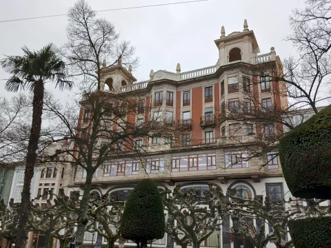 Paseo del Espolón (fachada del Círculo de la Unión / antiguo Casino frente al andén arbolado)