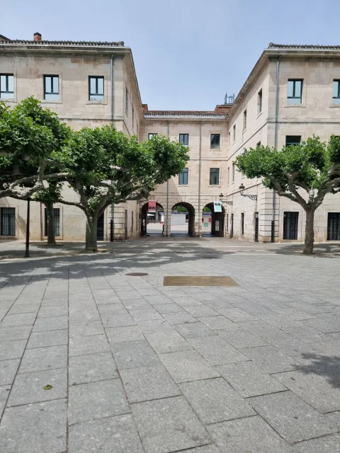 Patio interior abierto del Ayuntamiento con arquerías inferiores