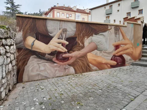 Detalle del mural de elixires y brujas en el Callejón de las Brujas