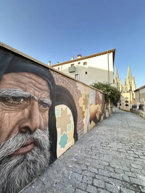 Detalle del mural judío y pórtico histórico en la Calle Embajadores
