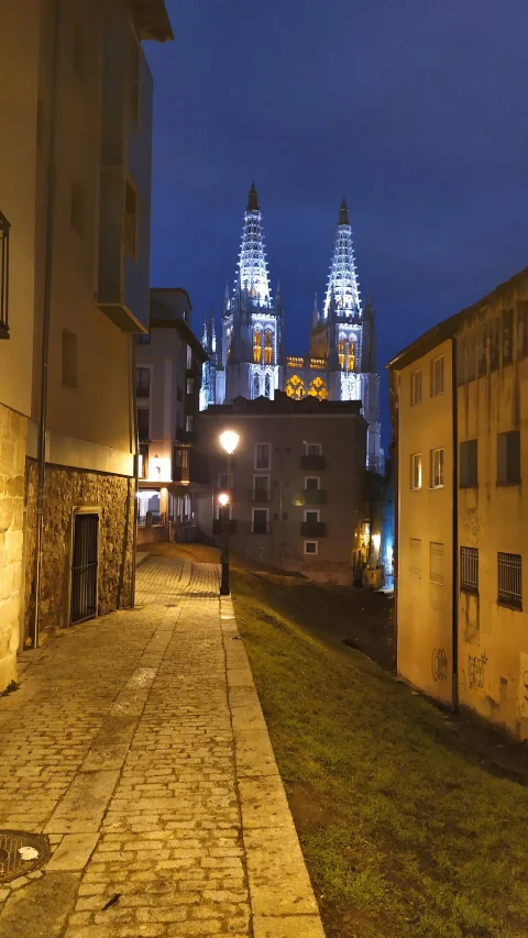 Vista nocturna de la Catedral de Burgos desde una calle inclinada