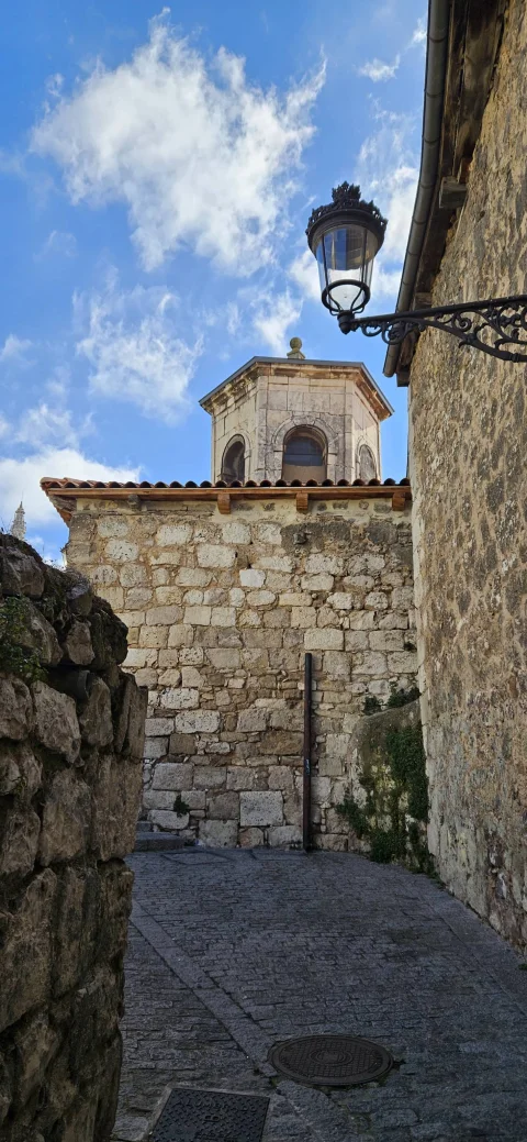 Rincones medievales y farola histórica en la Calle Embajadores