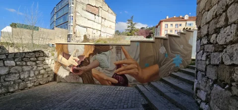 Mural alusivo a las brujas y elixires en la escalinata de la Calle Embajadores