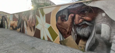 Mural de la figura musulmana y la música de las tres culturas
