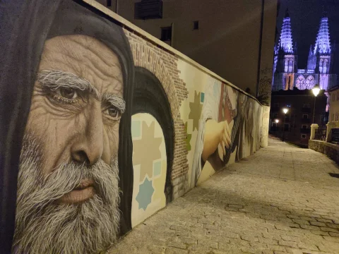 Mural del pueblo judío y convivencia cultural de noche con la Catedral de Burgos