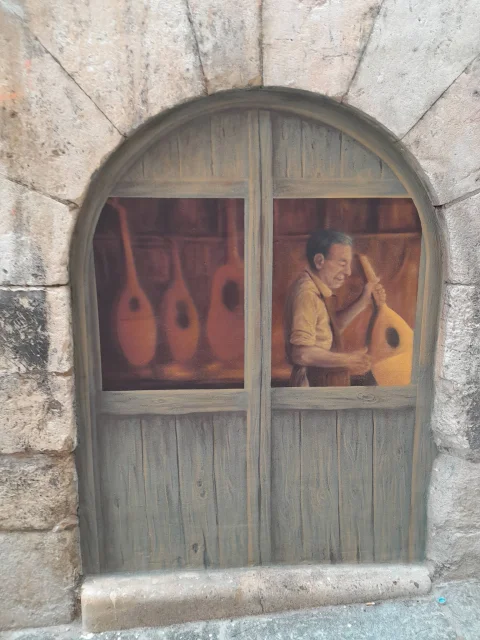 Mural del taller del luthier en el Callejón de las Brujas