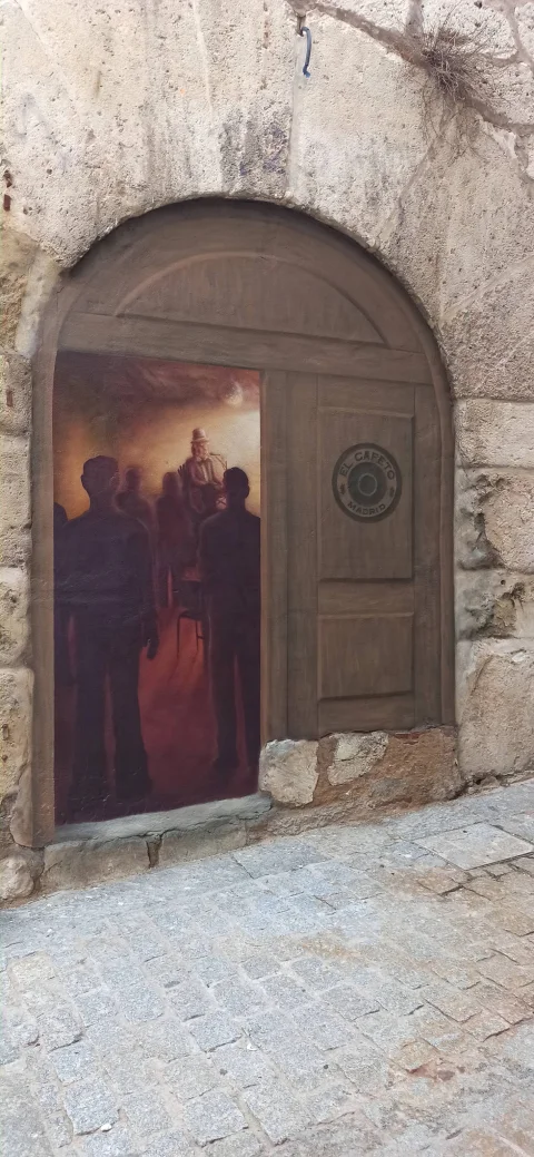 Mural urbano del antiguo Café Madrid en el Callejón de las Brujas