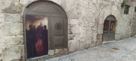 Murales de las arcadas históricas en el Callejón de las Brujas