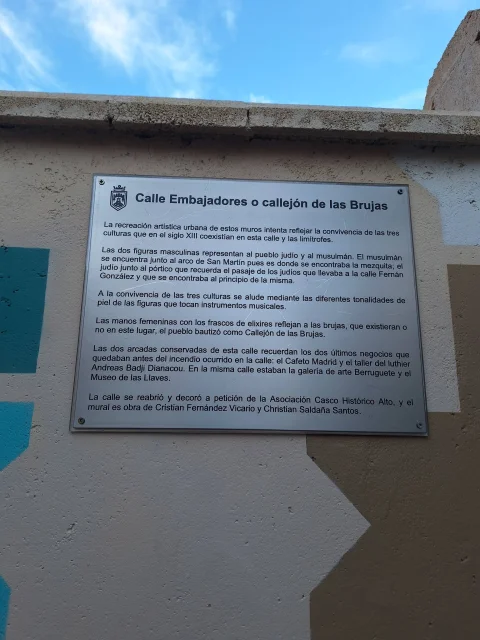 Placa informativa de la Calle Embajadores o Callejón de las Brujas