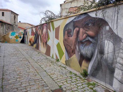 Recorrido por el mural urbano de las Tres Culturas en el Callejón de las Brujas