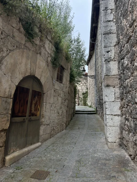 Tramo estrecho del Callejón de las Brujas en Burgos
