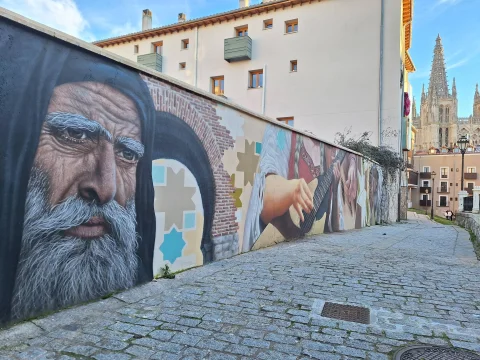 Vista diurna del mural de las tres culturas con la Catedral de Burgos