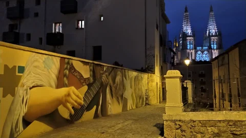 Vista nocturna del mural musical y la Catedral de Burgos