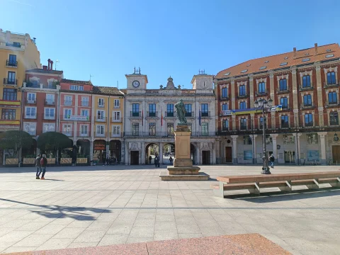 Fachada principal del Ayuntamiento de Burgos con arcos de acceso y estatua de Carlos III al sol