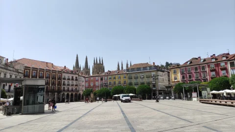 Panorámica abierta de la Plaza Mayor de Burgos con las agujas de la Catedral asomando tras los tejados