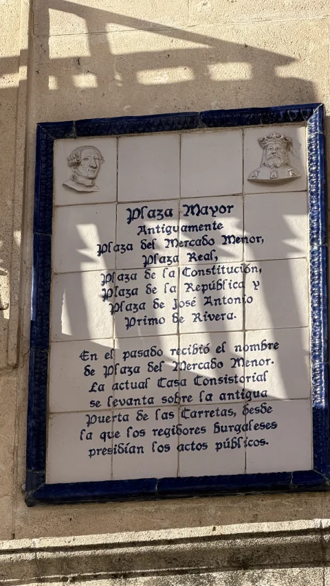 Placa de cerámica informativa sobre curiosidades de la Plaza Mayor de Burgos