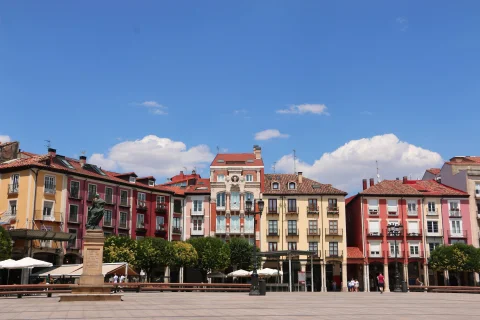 Plaza Mayor de Burgos (frente de fachadas históricas con balconadas de colores y estatua conmemorativa)