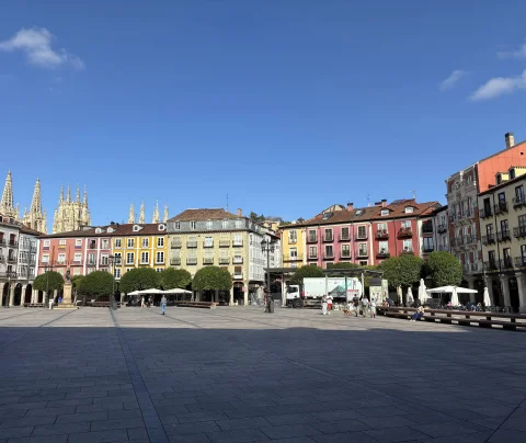 Plaza Mayor de Burgos (vista despejada hacia las agujas de la Catedral)