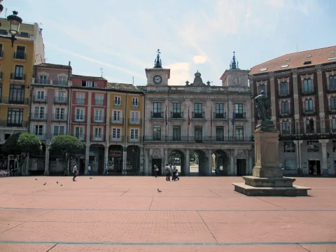 Vista frontal del Ayuntamiento de Burgos con la estatua de Carlos III presidiendo la esplanada