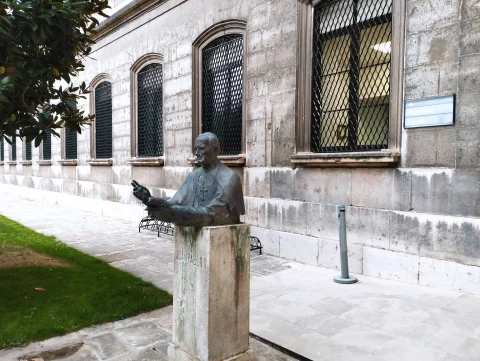 Busto de Juan Pablo II en la Facultad de Teología de Burgos