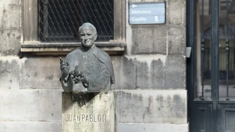 Estatua de Juan Pablo II en la Facultad de Teología
