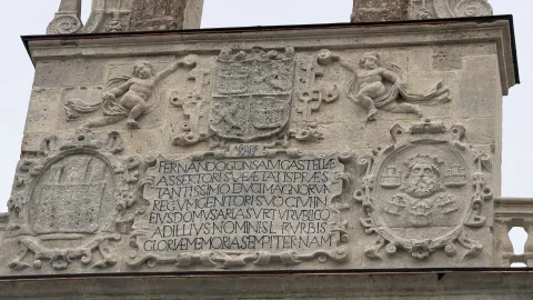 Detalle de la cartela e inscripciones en la piedra