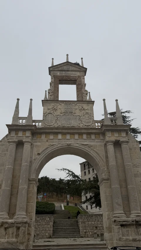 Perspectiva frontal desde la base del arco