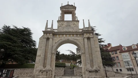 Plano frontal centrado del monumento de estilo clasicista construido en piedra con relieve de inscripciones latinas y escudos