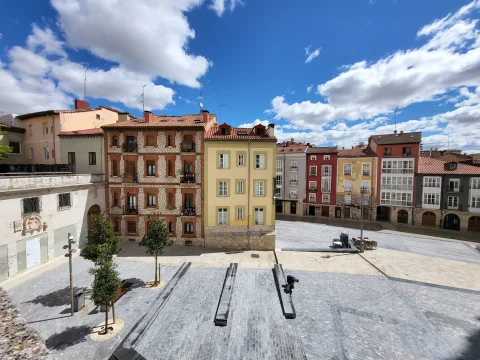 Fachadas de colores del casco histórico frente al mirador