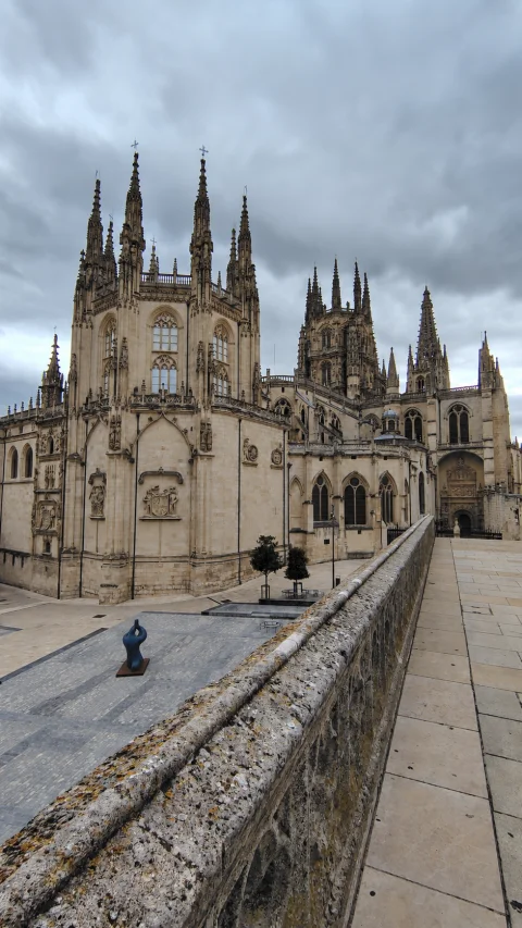 Perspectiva elevada del templo gótico y el murete del mirador