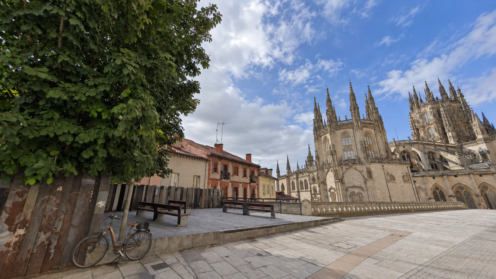 Plaza del mirador con bancos y vista panorámica de la catedral