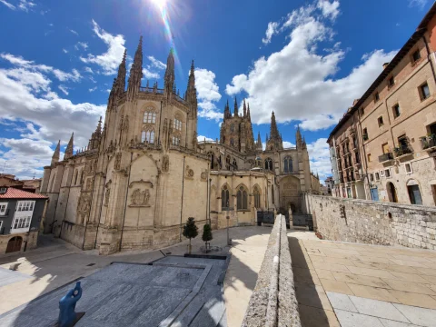 Vista panorámica soleada de la Catedral de Burgos desde la plaza