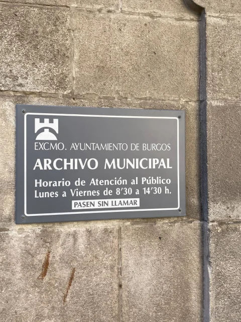 Cartel con horario de atención del Archivo Municipal