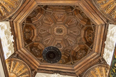 Detalle de artesonado renacentista de madera
