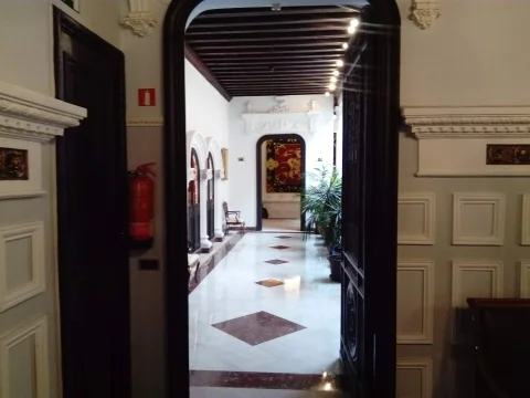 Enfilada de pasillos y arcos de la planta principal