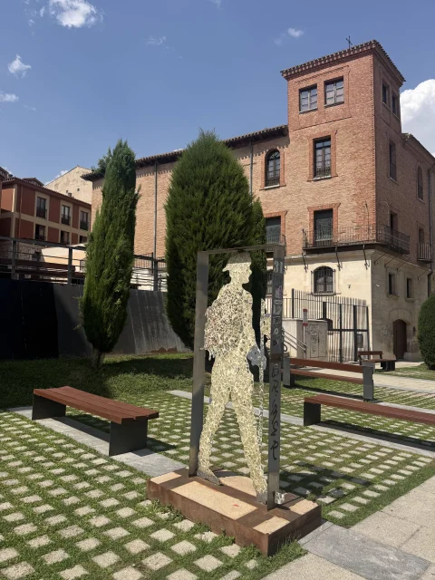 Escultura de peregrino frente al Palacio de Castilfalé