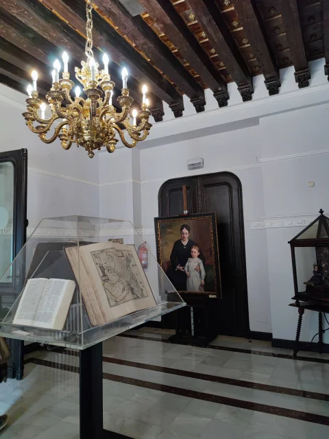 Exposición de documentos históricos y retratos familiares