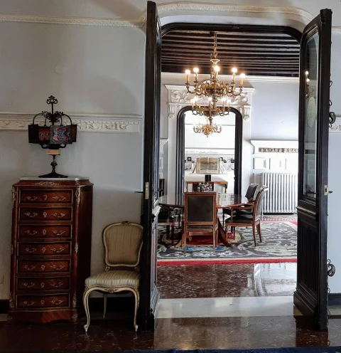 Salón de reuniones visto a través de la puerta principal