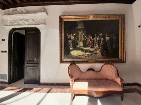 Interior del Palacio de Castilfalé con cuadro histórico y sofá de época