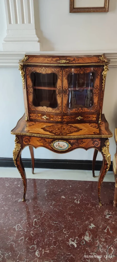 Mueble secreter de madera con marquetería refinada